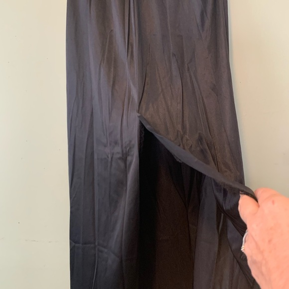 Vassarette Medium Elegant 32” Long Black Women's Slip w Slit Nylon & Lace NEW - Picture 4 of 14